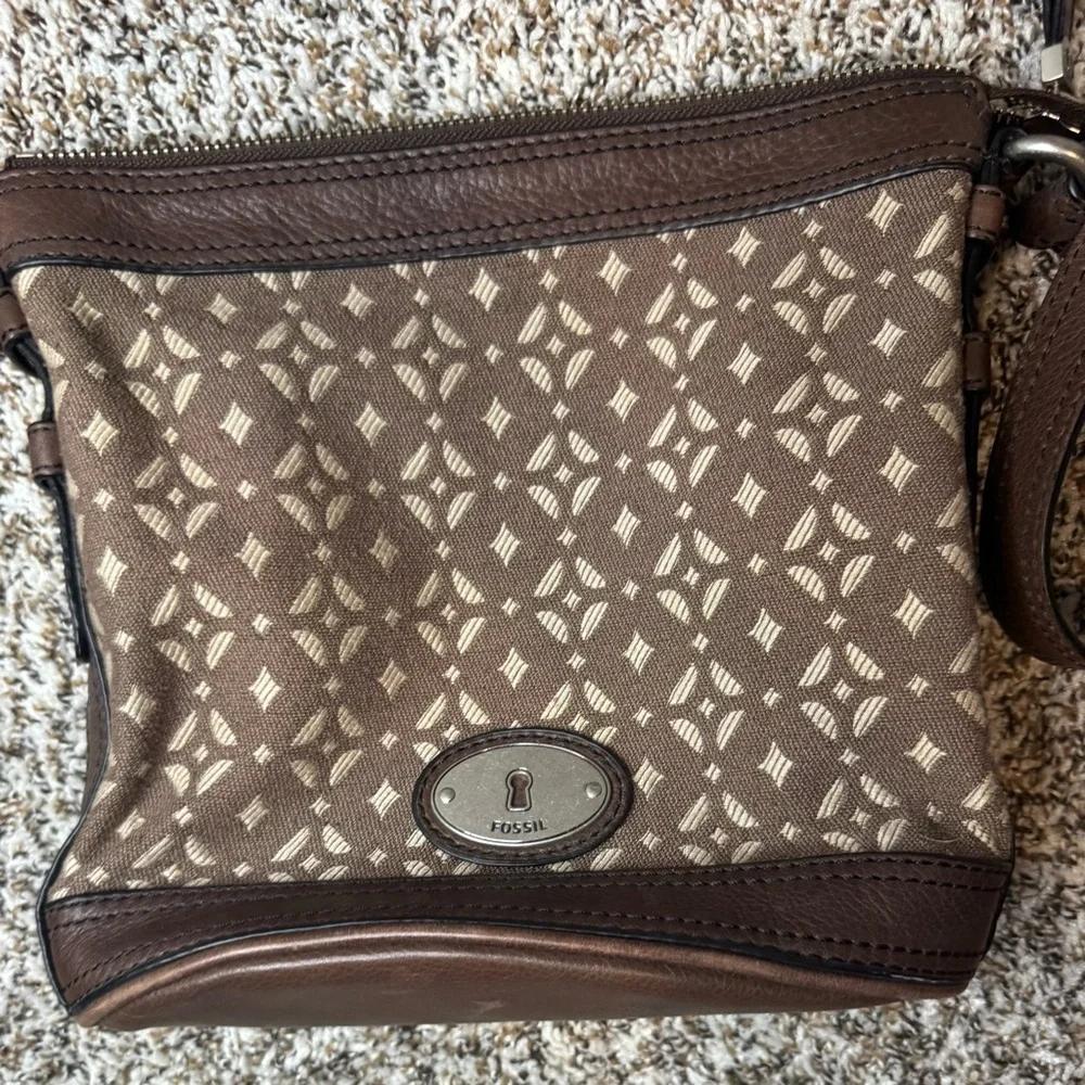 Fossil brown logo
